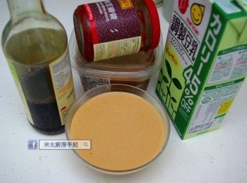 step4: 把豆漿、豆瓣醬、味噌和醬油混合。