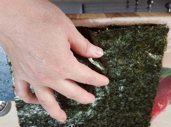 step9: 將兩塊紫菜疊起按實