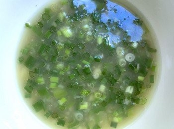 step2: 熱油鍋 將滾燙的香油直接倒入<span class="group_2">蔥油料</span>拌勻 再淋上雞肉就是又油又香的蔥油雞啦