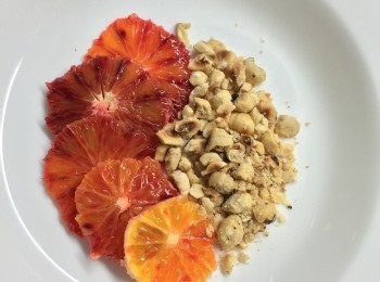 step11: 排好血橙和榛子。