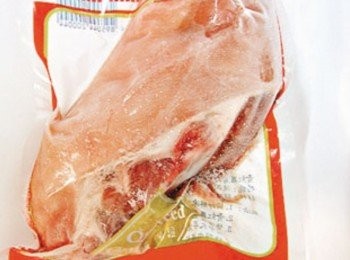 step1: 先將雪藏豬手解凍，洗淨