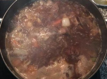 step9: 醬汁煮滾後，倒入剛好淹沒牛小排的水份拌勻，並大火煮滾；