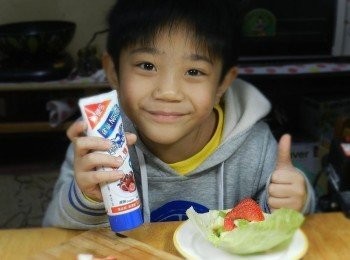 step4: 淋上香濃的鷹牌煉奶