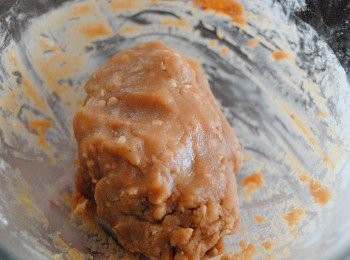 step2: 然後篩入麵粉，拌均成麵糰