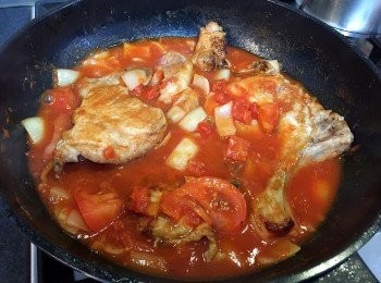 step5: 加入茄汁、糖和鹽調味，將豬扒回鑊，一齊煮滾，關火。