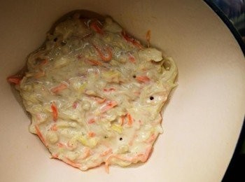 step5: 取適量步驟4倒入鍋中轉中小火煎至底部定型
表面出現氣孔時就可以翻面囉