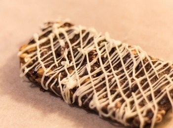 step9: 如要裝飾，可於切塊前澆上已溶化之白朱古力，待乾後切件