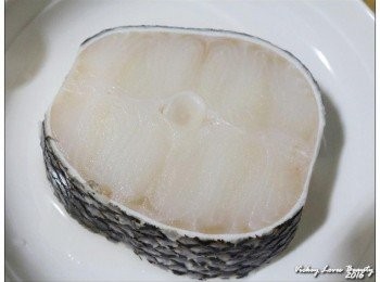 step2: 圓鱈解凍洗淨擦乾水份之後，先以少量的米酒，將兩面稍為醃漬浸泡３分鐘之後