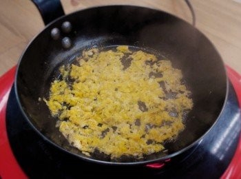 step2: 步驟2：
取炒鍋倒入沙拉油轉小火熱鍋，加入一半蒜末炒香呈焦黃色取出備用，接著放入絲瓜轉中火煸約2分鐘取出備用，最後放入蟹肉炒約5分鐘至水分揮發取出備用，取蒸盤依序鋪上絲瓜、蟹肉和所有蒜末並淋上香油，放入蒸鍋中以中大火蒸約6分鐘，淋上醬油與鹽後繼續悶約30秒，取出撒上香菜末即完成。