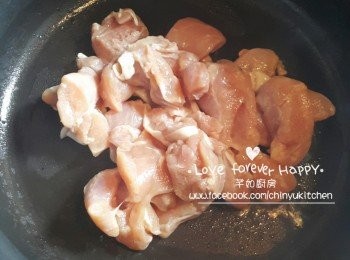 step4: 燒熱油鑊, 下醃好的雞腿肉炒至8-9成熟, 盛起備用