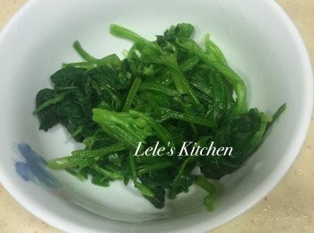 step2: 撈起後切段、放涼
再用手將菠菜的水分擰乾
接著加入蒜末、香麻油、鹽巴與少許日式醬油拌勻
(可以邊拌邊試味道，調整到自己喜歡的鹹度即可)