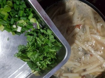 step12: 最後加入莞茜及蔥煮滾即可