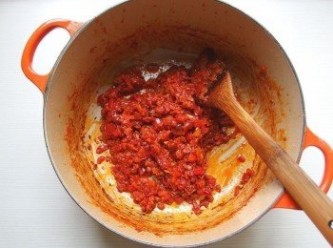 step8: 加入去皮蕃茄,一樣炒到水份收乾。再加入薑泥一起炒乾水份。