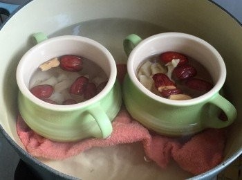 step3: 先試試大鍋子的水位，水位宜在湯盅一半多少許，水滾後，加入毛巾及湯盅，湯盅倒入滾水，關蓋中細火燉2小時即成