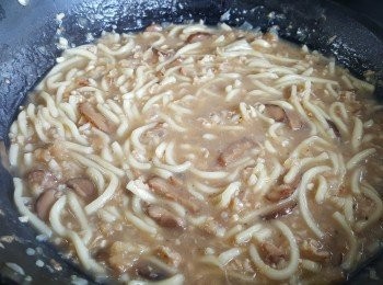 step8: 加入少許麻油，拌勻，盛起後加入辣菜甫即可。