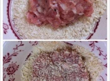 step2: 取出兩大匙混合好的肉碎，放在麵包糠上輕輕壓扁至圓形，前後沾上麵包糠。