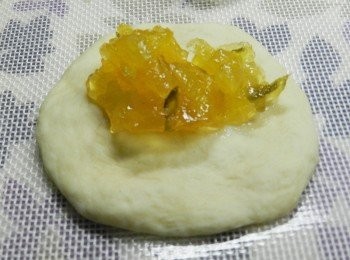 step3: 壓平後包入鳳梨蘋果醬