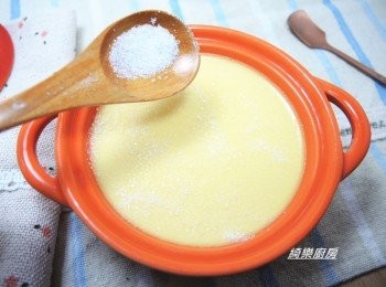 step9: 冰好的布蕾拿出來,撒上少許細砂糖在布蕾上