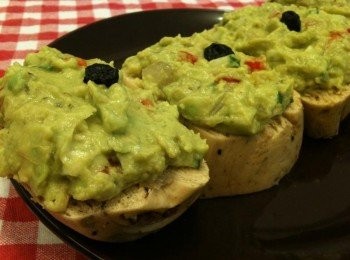 step3: 將【<span class="group_2">蔬果酪梨抹醬</span>】塗在步驟2的饅頭上，就完成囉。