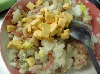 step8: 起鍋後趁熱與與起司片丁拌勻