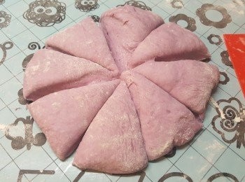 step5: 取出，用手按壓麵糰，將麵糰中的空氣排出，再將麵糰分割成8份小麵糰。