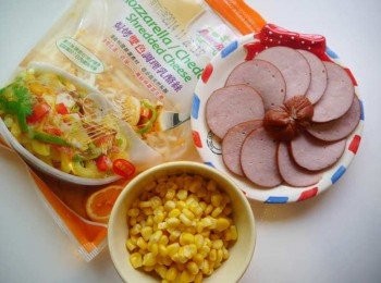 step1: *烤餅上擺上乳酪絲，火腿，玉米，以及再一層乳酪絲。