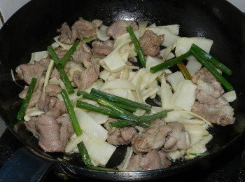 step5: 最後調味，並撒上蔥綠快炒後起鍋