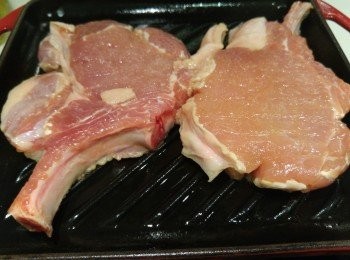 step6: 煎pan需預熱,熱力要超級熱的,先直放煎豬扒再反面直放煎扒,當第二次翻煎則需橫放煎豬扒,這樣先有格仔面。