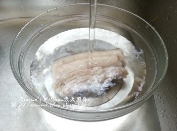 step1: 豬腩肉放入煲內出一出水 , 盛起放入碗內沖一沖洗乾淨後切厚件