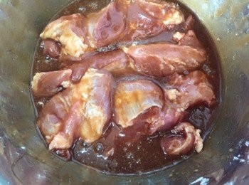 step3: 將醃料B放入大盤中拌勻，然後加入切碎好的洋蔥，蒜頭，紅蔥頭，將梅頭肉放入醃料內拌勻