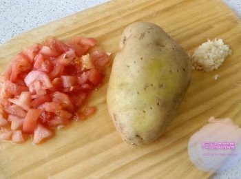 step1: 薯仔連皮煲15-18分鐘，直到可以用筷子輕易拮穿就ok, 去皮壓蓉，備用。