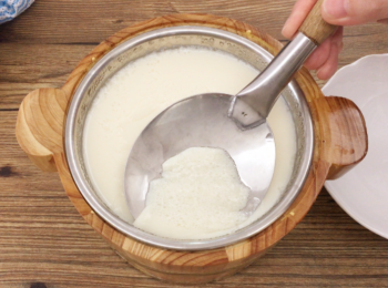 step9: 隔走豆腐花面上的泡沫，完成.