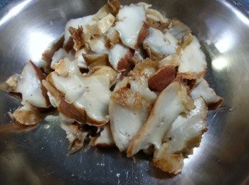 step7: 將煮完3小時的鮑魚取出切片