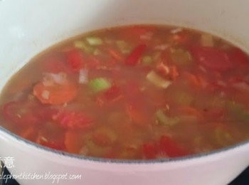 step4: 加入蕃茄和蕃茄醬於魚湯內用大火煮滾，滾後加入蕃紅花、鹽、黑胡椒調味, 轉細煲30分鐘, 撈起魚湯內材料, 將龍蝦頭、大蝦頭加入，澆上餘下的橄欖油滾10分鐘