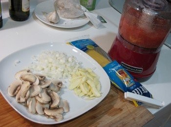 step1: 洋蔥切小粒，蒜切片，蝦仁去殼後，蝦頭放一旁備用。番茄川燙去皮，攪打成蕃茄泥。