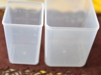 step4: 遵照使用指導手冊:麵粉與水的比例~ 2.5平杯 / 160ml 3~4人 2平杯 / 130ml 2~3人 1.5平杯 / 100ml 2人 1平杯 / 70ml 1~2人 製麵重點: 1. 麵粉以中筋麵粉口感最佳, 並且因為麵粉含水量不同, 必須使用電子秤來秤量麵粉重量. 2. 若使用蔬菜汁, 請濾去渣籽, 避免出麵口堵塞. 3. 請詳細閱讀使用說明書或者簡易使用指南, 並遵照建議的麵水比重製作麵條~