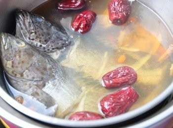 step5: 放入中藥燉鍋中，加入米酒，外鍋再加入約300cc繼續燉煮至電源跳起後即可