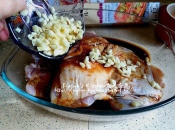 step2: <a href="https://bit.ly/2ZxapeY" target="_blank" data-keyword="雞扒" class="guide-link"><strong>雞扒</strong></a> <span style="display:inline-block;vertical-align:middle;margin-top:-3px;color:initial;border-radius:3px;padding:2px 3px;font-size:12px;line-height:14px;background:#87d300;color:#fff;">即買</span> 解凍洗淨放入器皿內 , 加入魚露 , <span class="group_2">醃料</span>及蒜粒拌勻