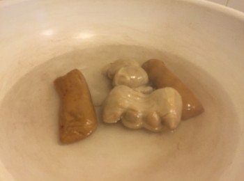 step1: 市場買回的素雞，先過熱水除表面雜質，水滾後加ㄧ點鹽巴，下素雞稍微滾個1分鐘