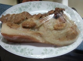 step5: 將豬肉用大火蒸1.5小時(留意是否有足夠水份),灘凍,再用保鮮紙包起放入雪櫃雪過夜