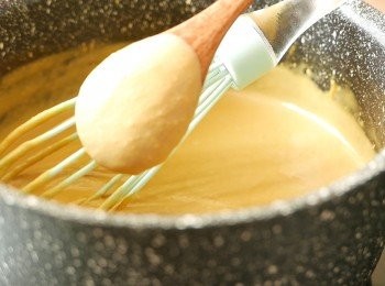 step1: 把淡忌廉A、蛋黃、砂糖A、即溶咖啡粉和鹽倒入鍋中拌勻後，以中小火邊煮邊攪拌，至混合物夠濃稠到可覆蓋匙羹的背後。