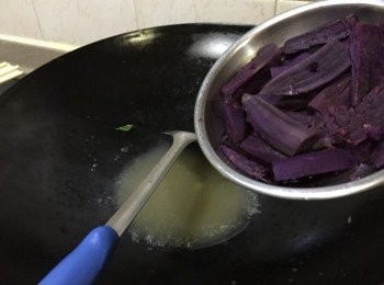 step4: 鑊子中莧菜水留用, 再加入1碗水, 加入紫薯煮1-2分鐘