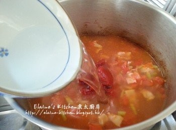 step3: 加入煙肉拌勻至有香味 , 加入3湯匙茄膏 , 清雞湯及4碗水
