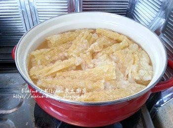 step1: 炸枝竹剪段後放入煲內 , 加入水浸軟 (約1小時)