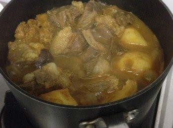 step3: 再加入水大火滾10-15分鐘後轉細火慢慢炆焗炆至牛腩用筷子穿過收了一半汁便可取出切塊