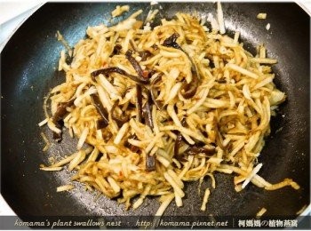 step5: 將所有<span class="group_1">食材</span>翻炒至入味後，盛盤時再放入白芝麻來增加口感。