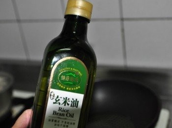 step5: 另外準備【黃金玄米油】約2大匙量