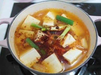 step4: 把切成塊狀的豆腐和剛剛炒好的<span class="group_2">調味料</span>以及蔥一起放下去 ~