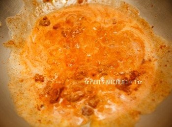 step2: 接著倒入200ml的椰奶炒出香氣。