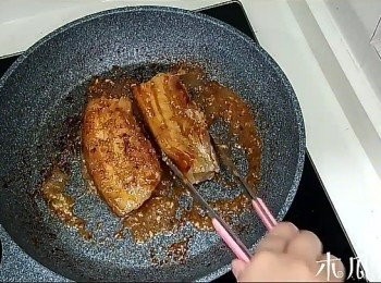 step4: 乾鑊放入五花腩煎香，續少加入肉汁令它上色，直至肉汁收乾 ; 切片上碟，即成